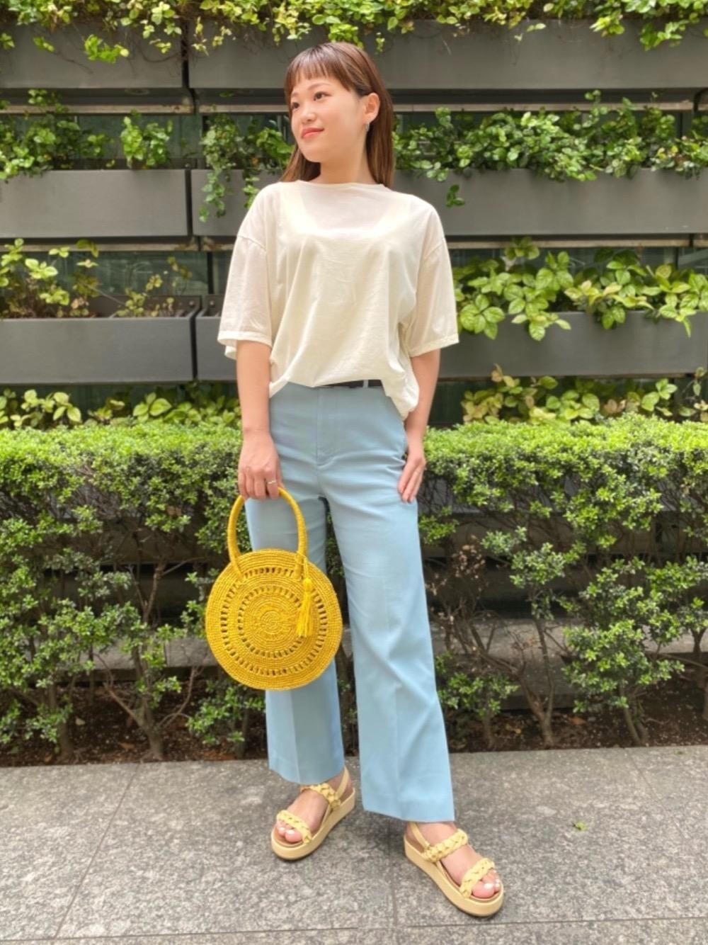 「リラックス、シアー、Pants style、オデットエオディール、Tシャツ/カットソー、Sandals styling、odetteeodile、休日すたいる、ぱんつ、カラーボトムス」｜「ODETTE E ODILEのOFD ブレイド サンダル40（サンダル、イエロー系）」を使った、yamaguchi  moeさん（レディース・157cm）の春コーディネートの1枚目の写真