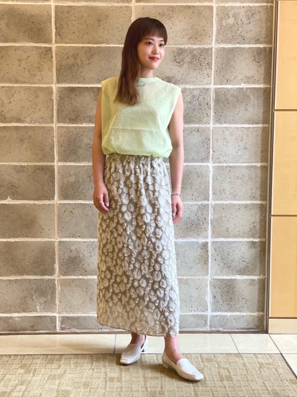 「スカート、タンクトップ、ノースリーブ、シアー、オデットエオディール、Flat shoes styling、odetteeodile、Skirt style、キレイめカジュアル、United arrows」｜「UNITED ARROWSのUWSC シアー ノースリーブ ニット†（ニット/セーター、グリーン系）」を使った、yamaguchi  moeさん（レディース・157cm）の春コーディネートの1枚目の写真