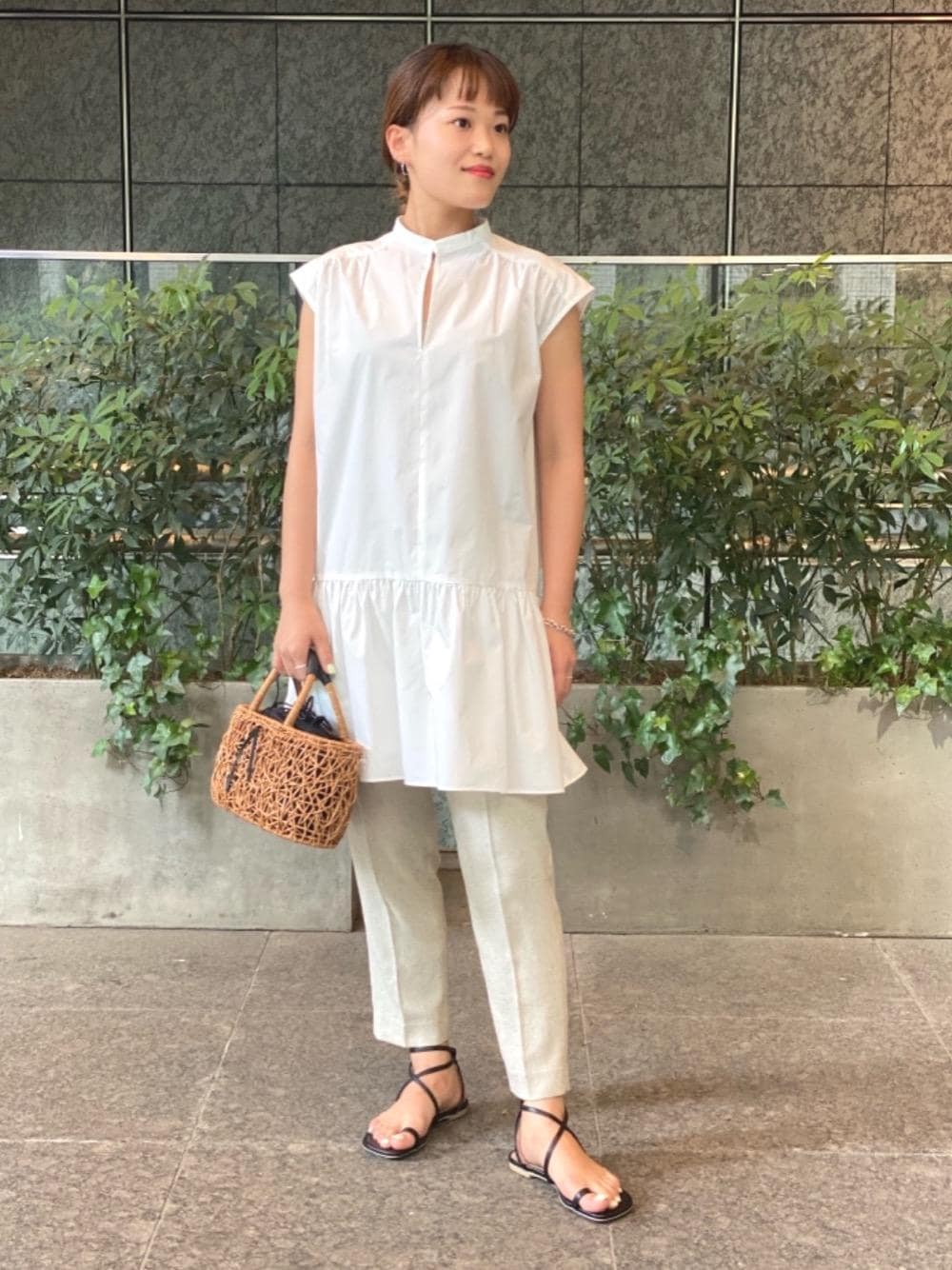 「テーパードパンツ、リラックス、フェミニン、Pants style、オデットエオディール、シャツ/ブラウス、Sandals styling、odetteeodile、United arrows、ぱんつ」｜「ODETTE E ODILEのOID ラップベルト サンダル10↑（サンダル、ブラック系）」を使った、yamaguchi  moeさん（レディース・157cm）の夏コーディネートの1枚目の写真