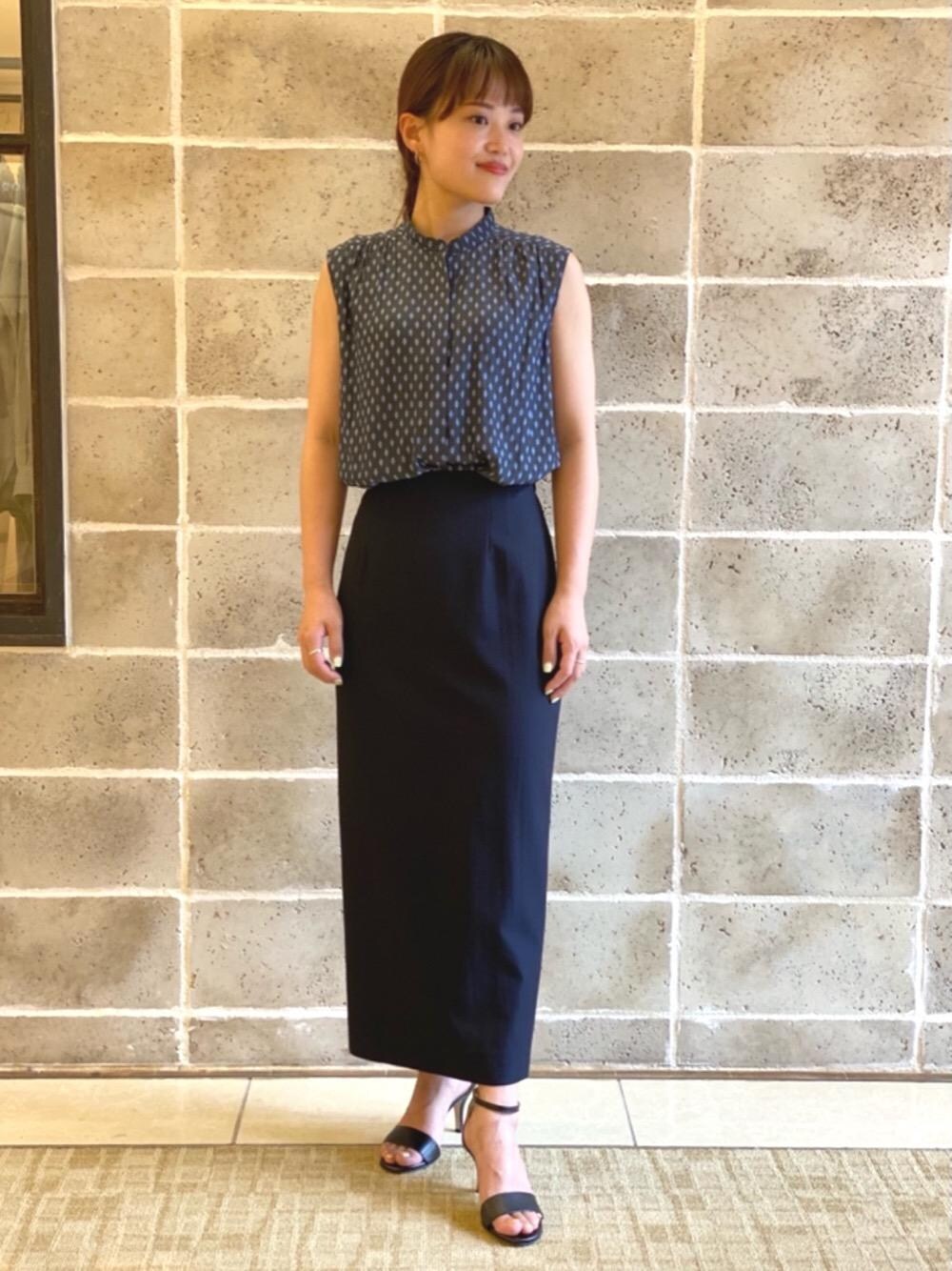 「スカート、ネイビー、ビジネス、ノースリーブ、オデットエオディール、Sandals styling、odetteeodile、Skirt style、United arrows、フォーマル/セレモニー」｜「UNITED ARROWSのUBC R/C ツイル タイトスカート（スカート、ブルー系）」を使った、yamaguchi  moeさん（レディース・157cm）の夏コーディネートの1枚目の写真