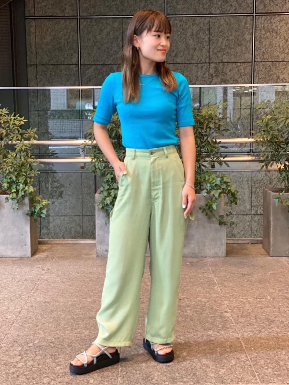 「モード、Pants style、オデットエオディール、HBEAUTY&YOUTH、Tシャツ/カットソー、Sandals styling、odetteeodile、roku、カラーぱんつ、ぱんつ」｜「ODETTE E ODILEのOFC クロッシングチューブ サンダル35（サンダル、ブルー系）」を使った、yamaguchi  moeさん（レディース・157cm）の夏コーディネートの1枚目の写真