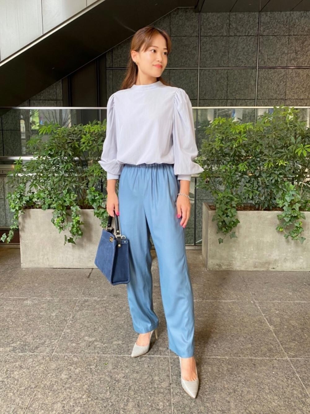 「イージーパンツ、オフィスカジュアル、秋コーデ、Pants style、オデットエオディール、シャツ/ブラウス、Pumps styling、odetteeodile、United arrows、ぱんつ」｜「ODETTE E ODILEのポインテッドプレーン パンプス85↓↑（パンプス、グレー系）」を使った、yamaguchi  moeさん（レディース・157cm）の夏コーディネートの1枚目の写真