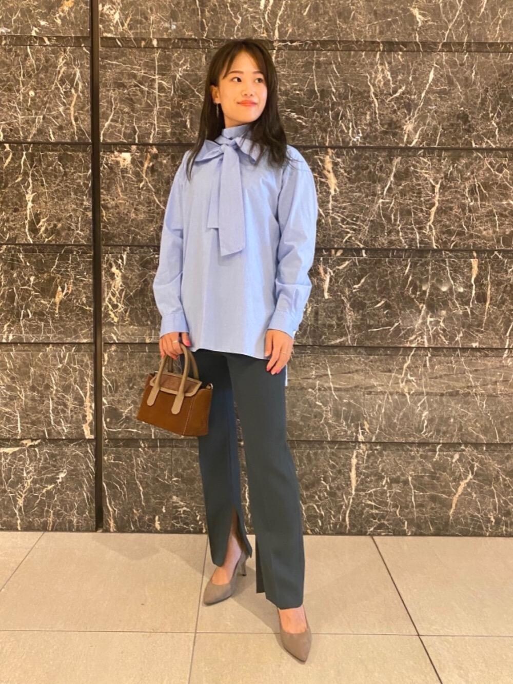 「ブラウン、ボウタイ、Pants style、オデットエオディール、スリットパンツ、Pumps styling、odetteeodile、United arrows、秋トレンド2021」｜「Carol J.の【別注】＜GIANNI NOTARO Carol J.（ジャンニ ノターロ キャロル ジェイ）＞ FLP bag（ショルダーバッグ、ブラウン系）」を使った、yamaguchi  moeさん（レディース・157cm）の秋コーディネートの1枚目の写真