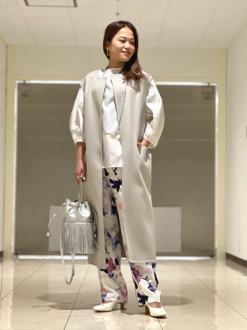 「トレンド、フェミニン、シャツ/ブラウス、👟バッグ、ぱんつ」｜「UNITED ARROWSの＜UNITED ARROWS＞MIX MT/BALL 110 ネックレス（ネックレス、シルバー系）」を使った、yamaguchi  moeさん（レディース・157cm）の冬コーディネートの1枚目の写真