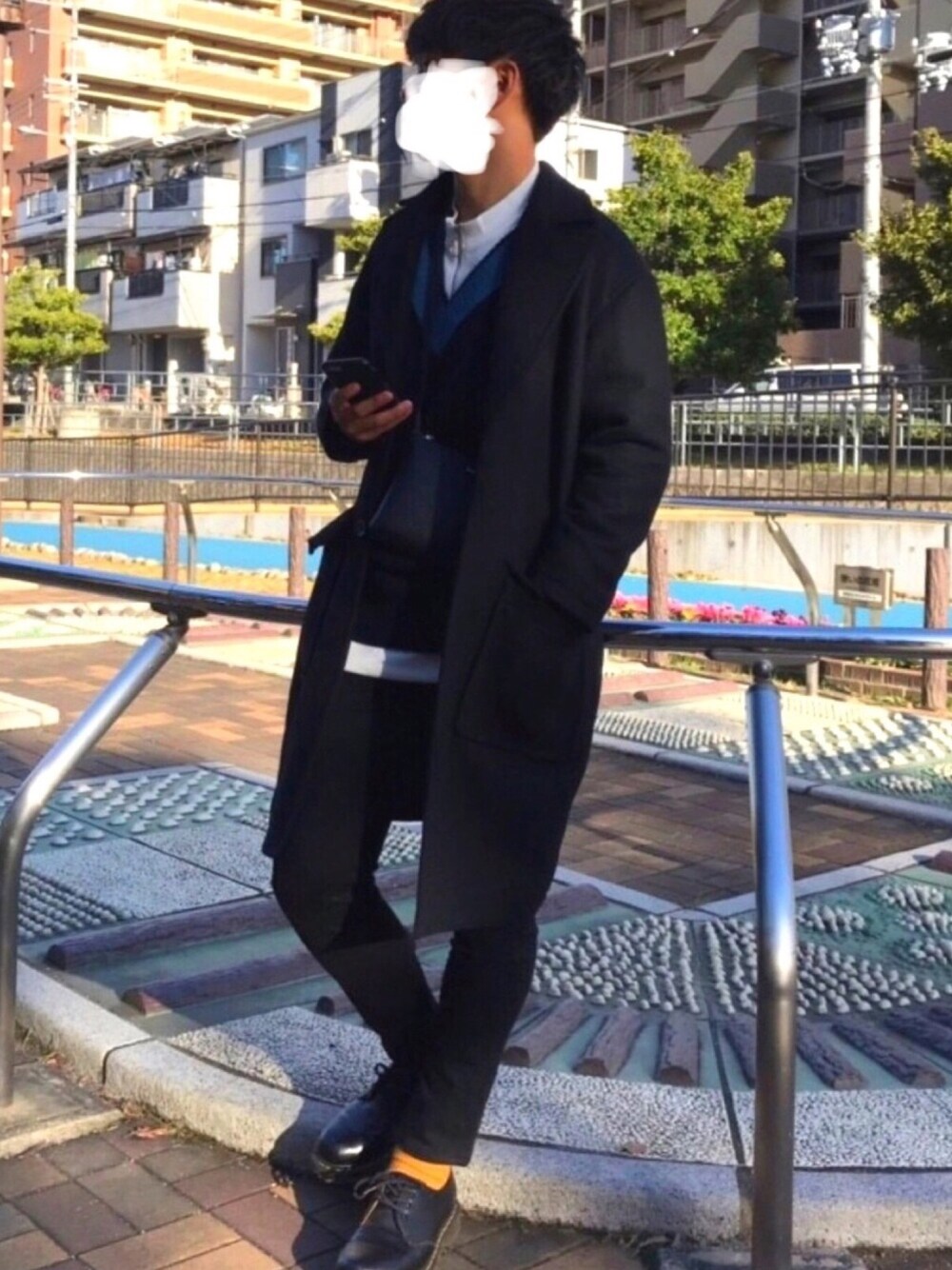 「秋冬、オトナカジュアル、オーバーサイズ、ユニクロ、スキニー、冬コーデ、おしゃれさんと繋がりたい、コート、リドム、散歩」｜「Dr. MartensのDr.Martens / ドクターマーチン 1461 3EYE GIBSON SHOE 3ホール ギブソン シューズ（ドレスシューズ、ブラック系）」を使った、nao.さん（メンズ・172cm）の冬コーディネートの1枚目の写真