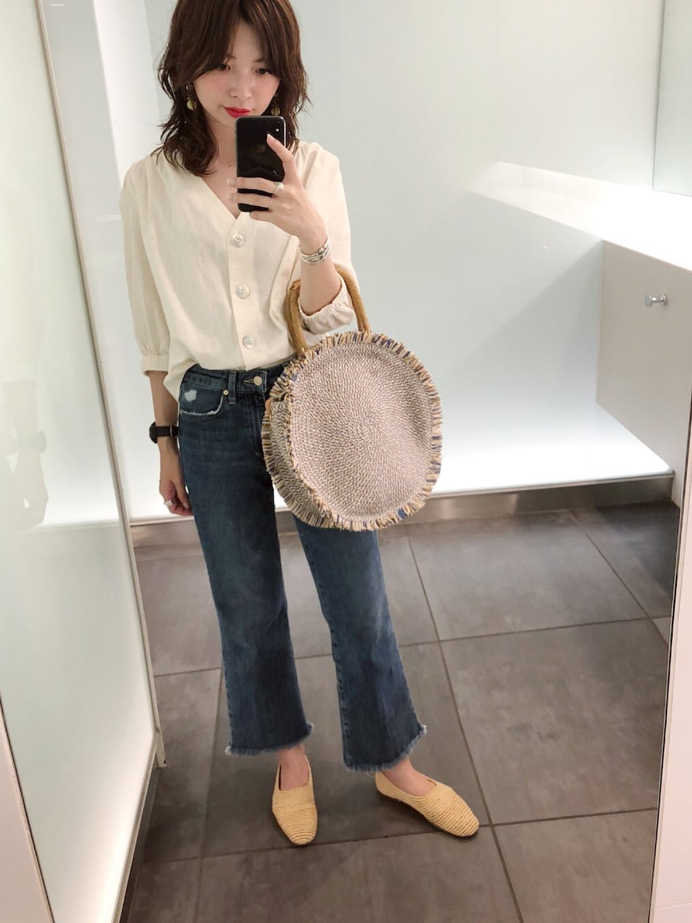 「joe's、JOE'Sjeans、ジョーズ、ジョーズジーンズ、キックフレアジーンズ、カットオフデニム、カットオフ、ZARA、ザラ、ザラジョ」｜「ZARAのアイテム（シャツ/ブラウス、ホワイト系）」を使った、sayaさん（レディース・162cm）の夏コーディネートの1枚目の写真