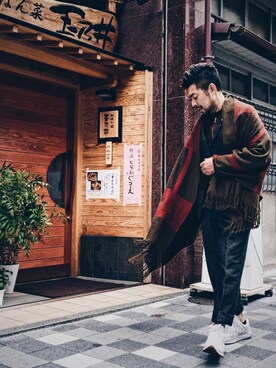 「BACKLASH（バックラッシュ）のアイテム（ストール/ショール、その他）」を使った、吉田克明さん（メンズ）の春コーディネート