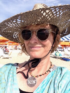 「Illesteva（イレステーバ）のアイテム」を使った、Ellen Ochsさん（レディース・165cm）の春コーディネート