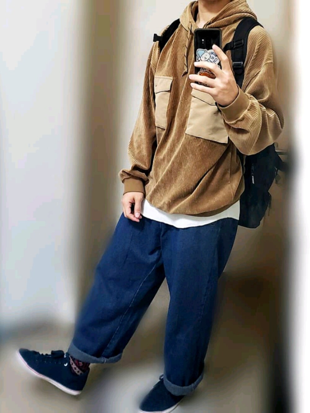 「ブラウン色に染まれ、ゆるコーデ、通学コーデ、デニムワイドパンツ、ニコアンド、モノマート、リュック、春コーデ、レイヤードスタイル」｜「MONO-MARTのワイドテーパードバルーンデニムパンツ(10oz DENIM)（デニムパンツ、ブルー系）」を使った、yuuuさん（メンズ・168cm）の冬コーディネートの1枚目の写真
