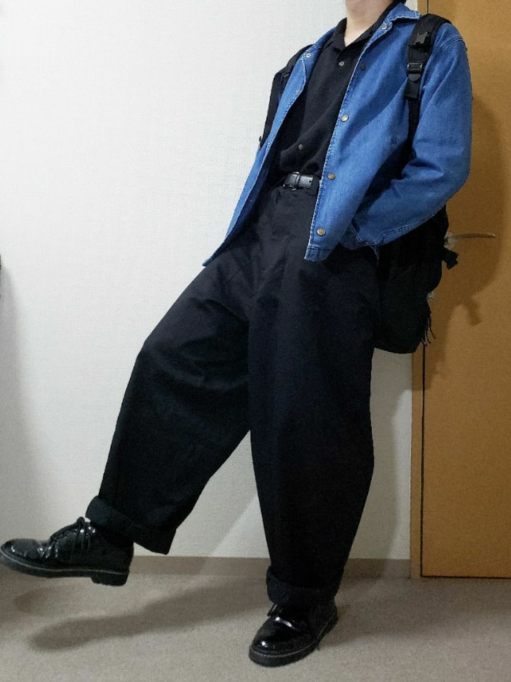 ブラック系のその他パンツ、ブラック系のシャツ/ブラウス、ブルー系のデニムジャケットを着用したメンズの春コーディネートの1枚目の写真