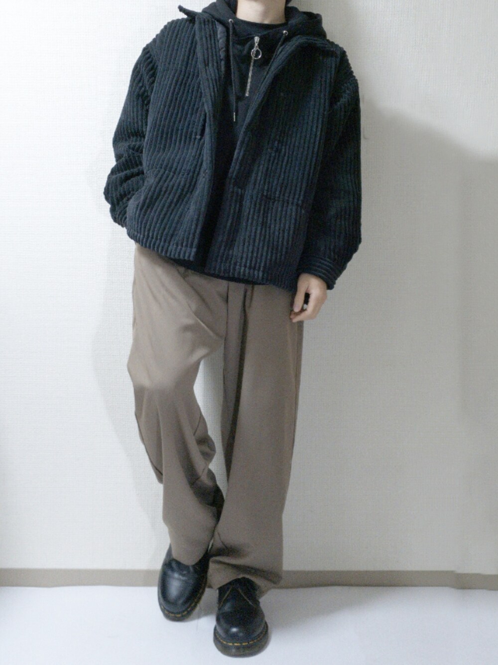 ブラック系のジャケット/アウター、ブラウン系のスラックス、ブラック系のドレスシューズを着用したメンズの冬コーディネートの1枚目の写真