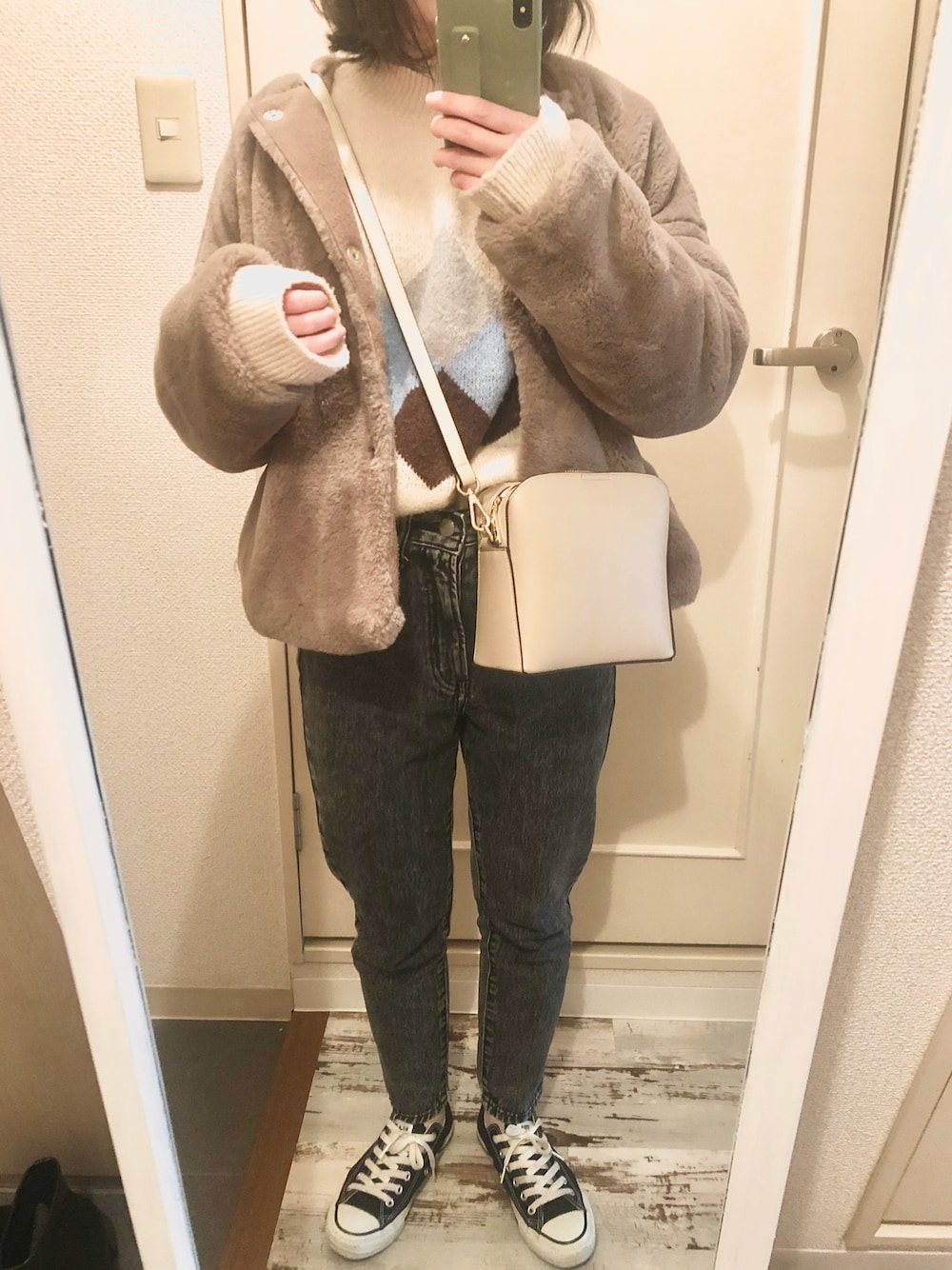 「オトナカジュアル、冬コーデ、お洒落さんとつながりたい、シンプルコーデ、ベージュ、フォローお願いします、いいね、save、フォローお願いします🤑」｜「Ungridの【Ungrid/アングリッド】　スムースビッグタッセルショルダーバッグ（ショルダーバッグ、ホワイト系）」を使った、maruさん（レディース・155cm）の冬コーディネートの1枚目の写真
