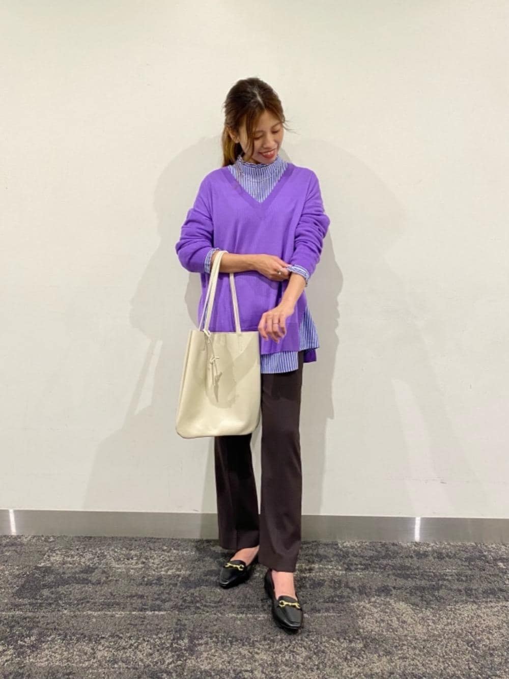 パープル系のニット/セーター、ベージュ系のトートバッグ、ブルー系のシャツ/ブラウスを着用したレディースの夏コーディネートの1枚目の写真