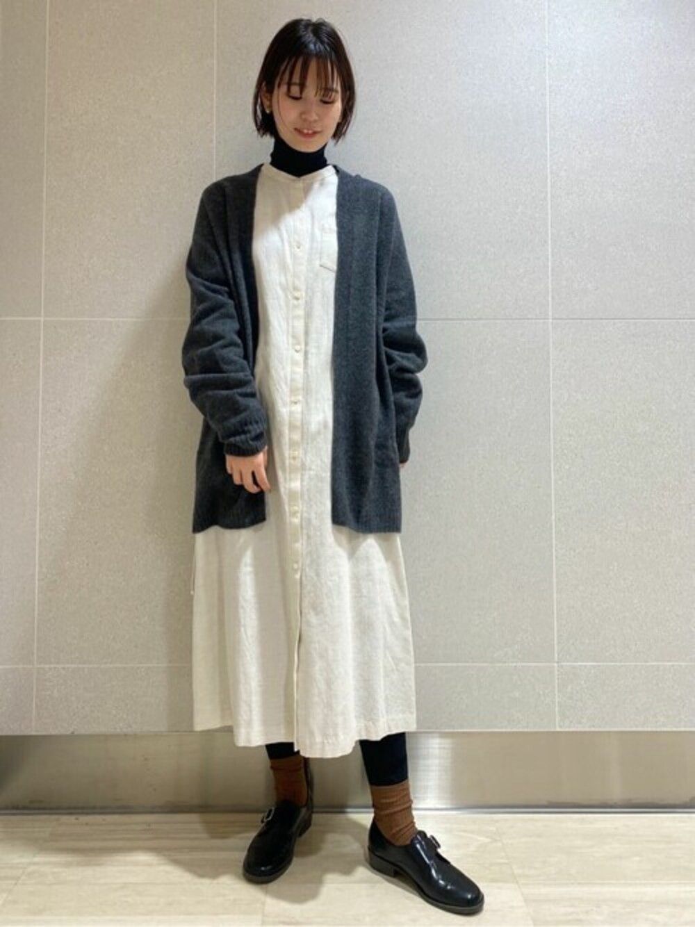 「カーディガン、ニット、ワンピース、シンプル、冬コーデ、大人カジュアル、お出かけコーデ、大人コーデ、きれいめカジュアル、上品カジュアル」｜「human womanの◆ミドルゲージニュアンスニットカーディガン（カーディガン/ボレロ、グレー系）」を使った、honomiさん（メンズ・162cm）の冬コーディネートの1枚目の写真