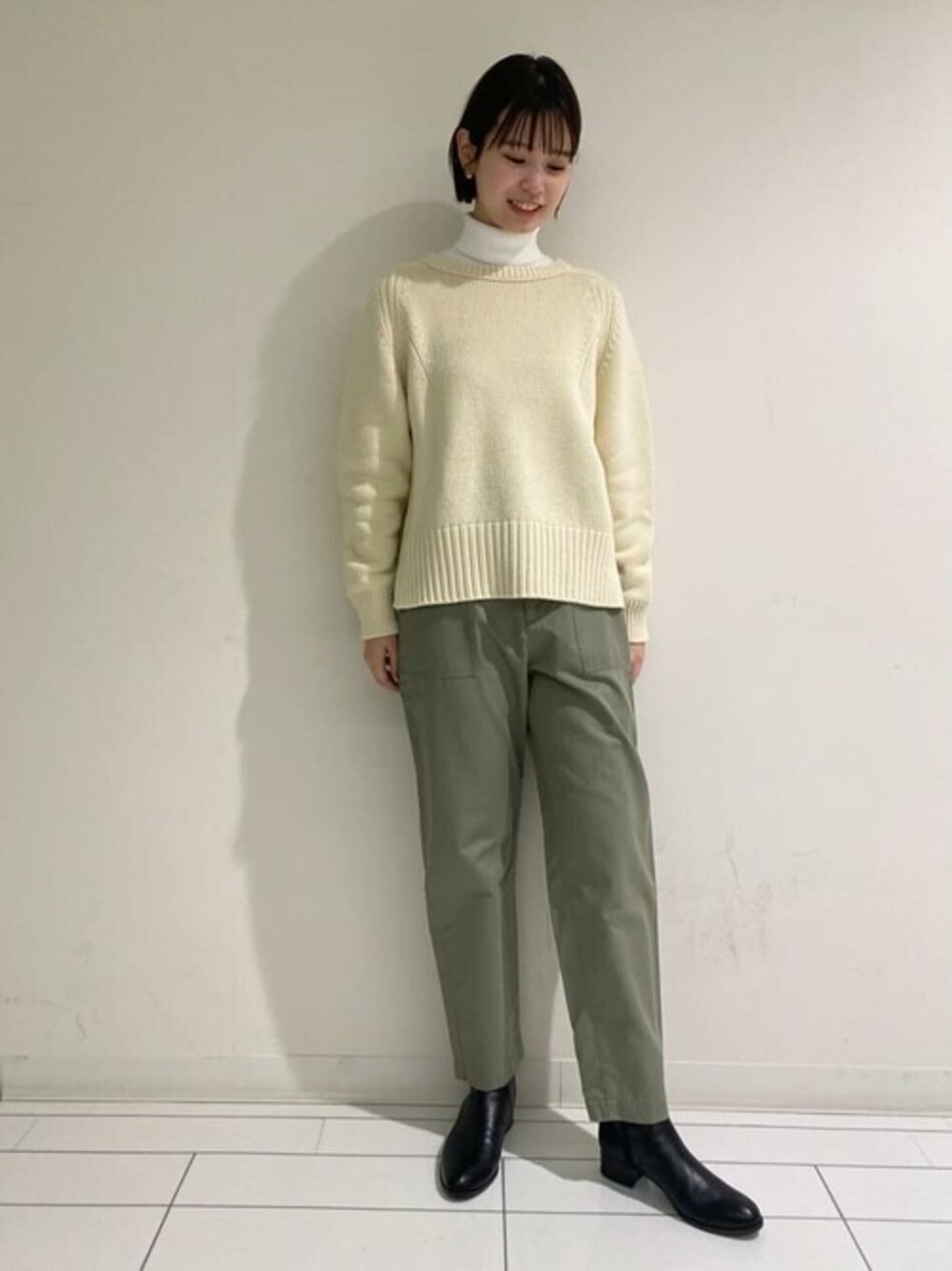 ホワイト系のニット/セーター、ホワイト系のTシャツ/カットソー、グリーン系のその他パンツを着用したメンズの冬コーディネートの1枚目の写真