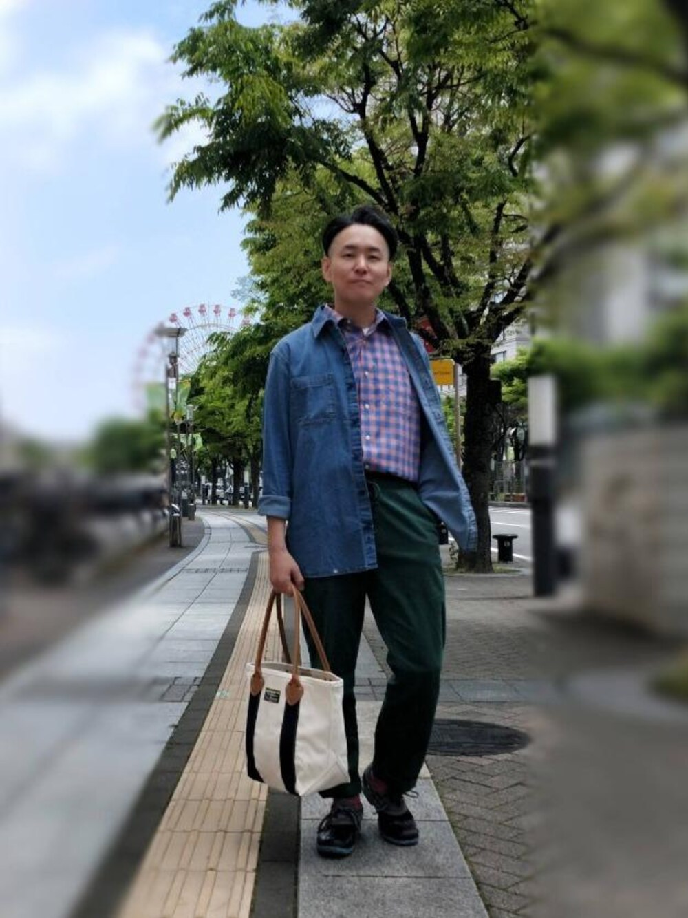 ホワイト系のTシャツ/カットソー、ホワイト系のトートバッグ、ブルー系のシャツ/ブラウスを着用したメンズの春コーディネートの1枚目の写真