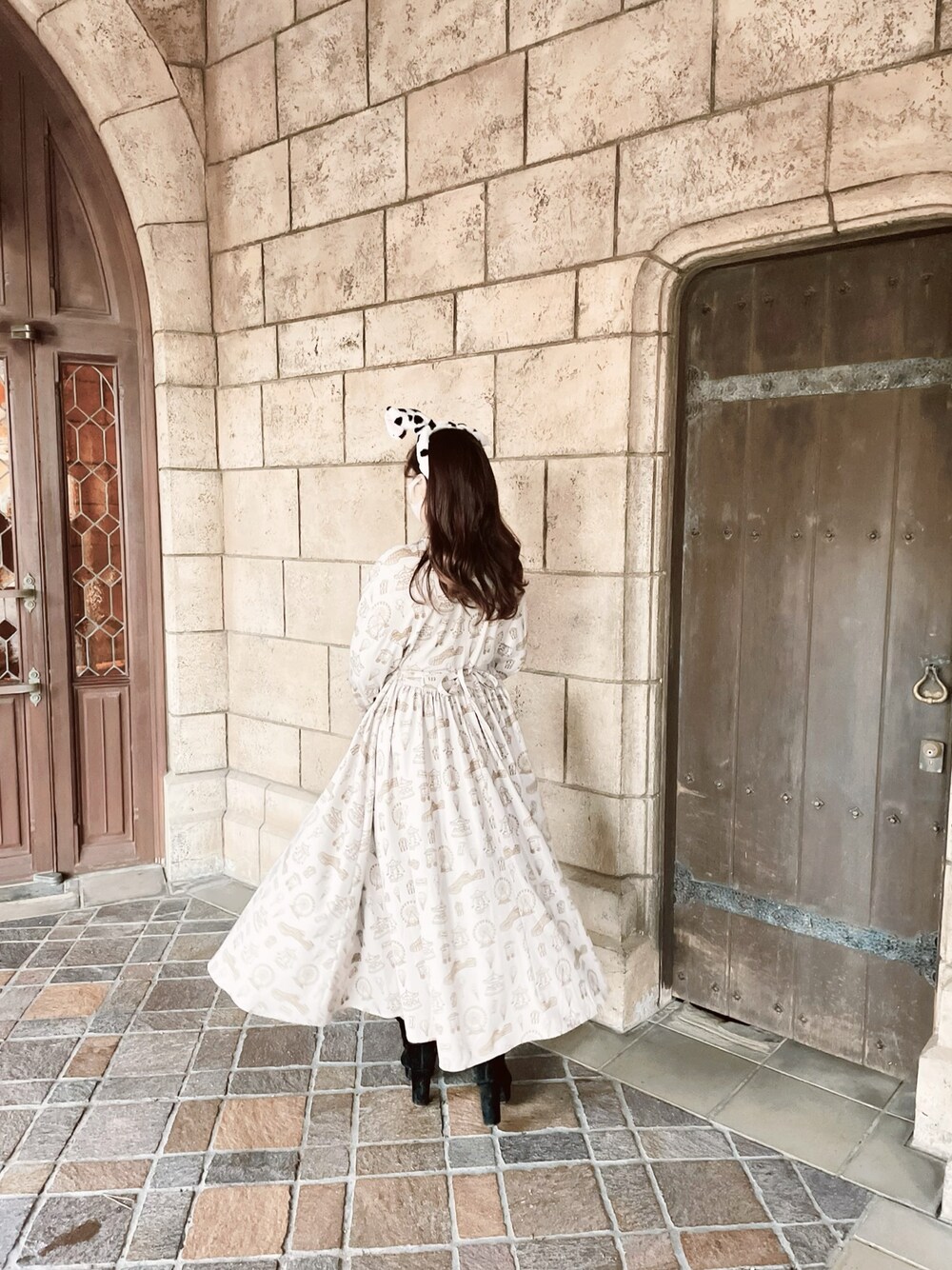 「オトナ女子、ディズニー、ディズニーランド」｜「RUBY AND YOUのアイテム（ワンピース、ベージュ系）」を使った、あきさん（レディース・154cm）の秋コーディネートの1枚目の写真
