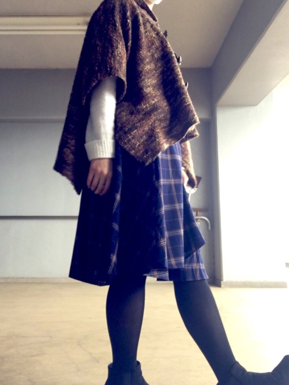 「ニット、ootd、ショートブーツ、ポンチョニット」｜「INGNIのチェック柄ラッフルミディ／スカート（スカート、ホワイト系）」を使った、な🌊さん（レディース・160cm）の秋コーディネートの1枚目の写真