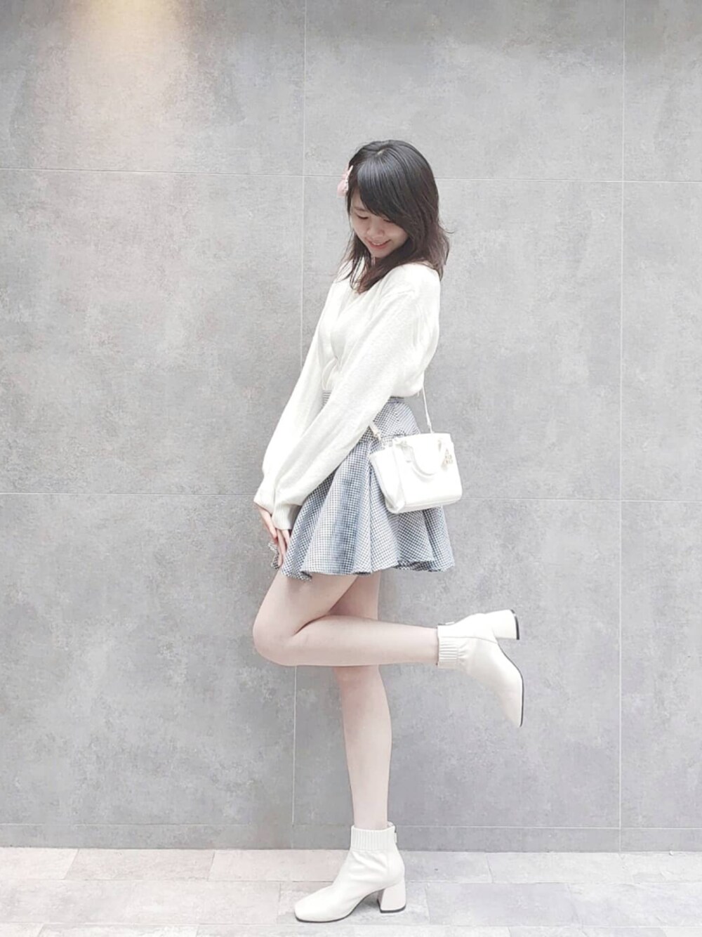 「ootd、ブーツ、街頭穿搭、ミニスカート、高身長女子、いいね、save、フォローお願いします🤑、いいね返し、淡色コーデ、ストリート、韓国ファッション」｜「MAJESTIC LEGONのアイテム（トップス、ホワイト系）」を使った、さくら🌸小櫻さん（レディース・165cm）の秋コーディネートの1枚目の写真