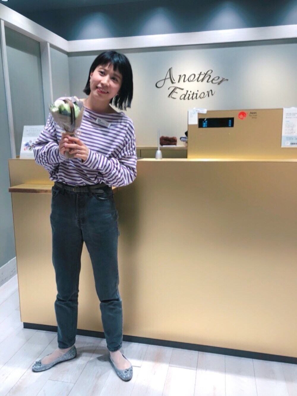 パープル系のTシャツ/カットソー、ブルー系のデニムパンツ、ホワイト系のその他を着用したレディースの冬コーディネートの1枚目の写真