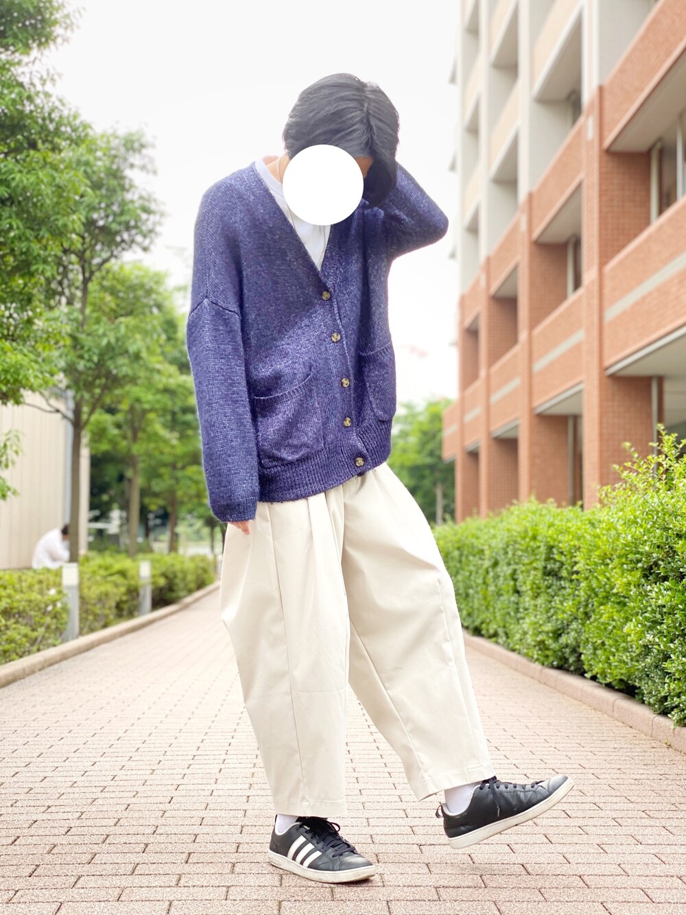 ホワイト系のTシャツ/カットソー、ホワイト系のその他パンツ、ブラック系のスニーカーを着用したメンズの夏コーディネートの1枚目の写真