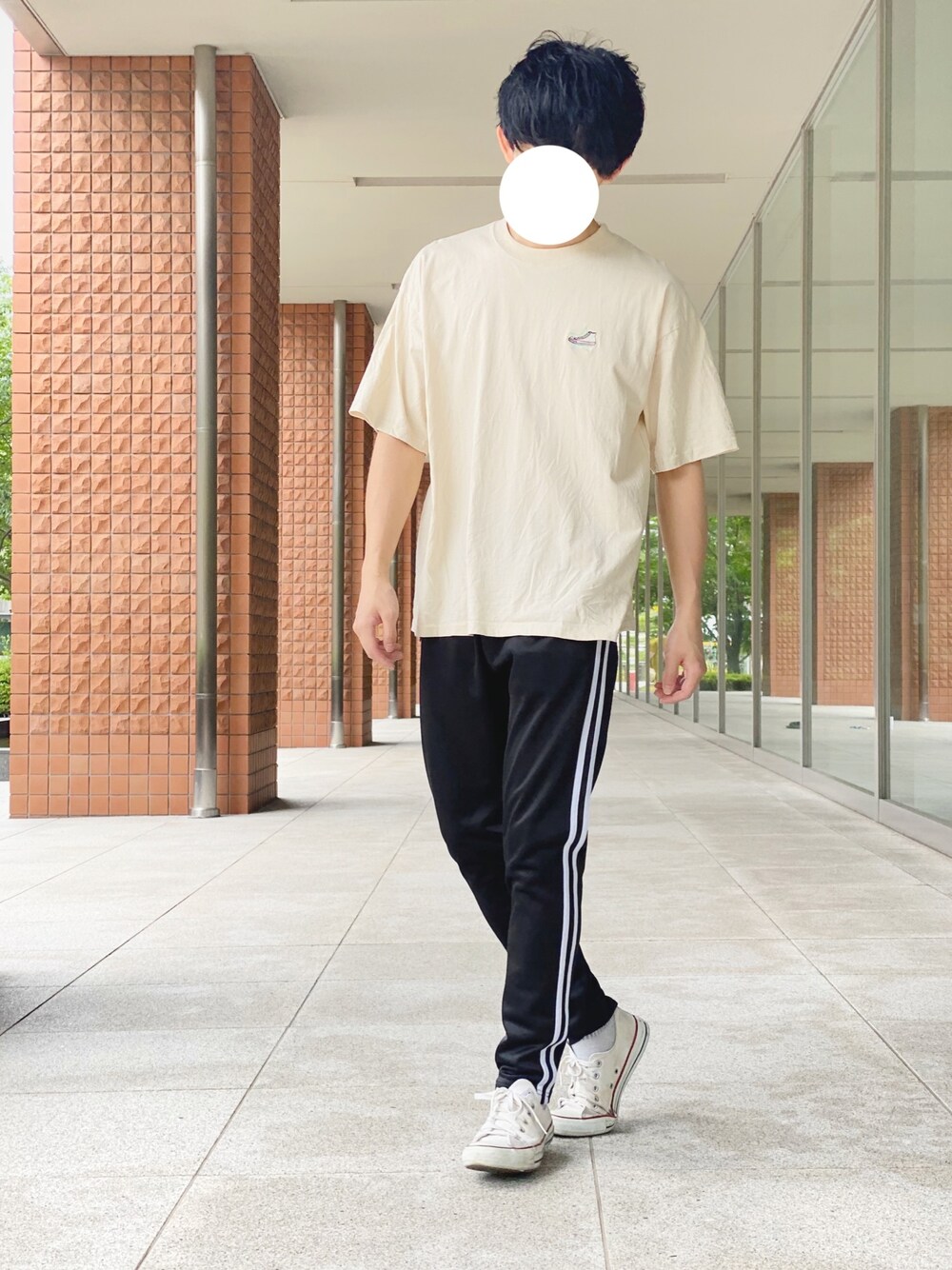 ベージュ系のTシャツ/カットソー、ブラック系のその他パンツ、ホワイト系のスニーカーを着用したメンズの夏コーディネートの1枚目の写真