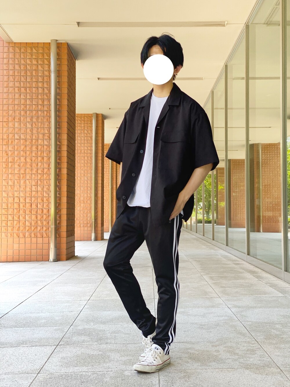 ブラック系のシャツ/ブラウス、ホワイト系のTシャツ/カットソー、ブラック系のその他パンツを着用したメンズの夏コーディネートの1枚目の写真
