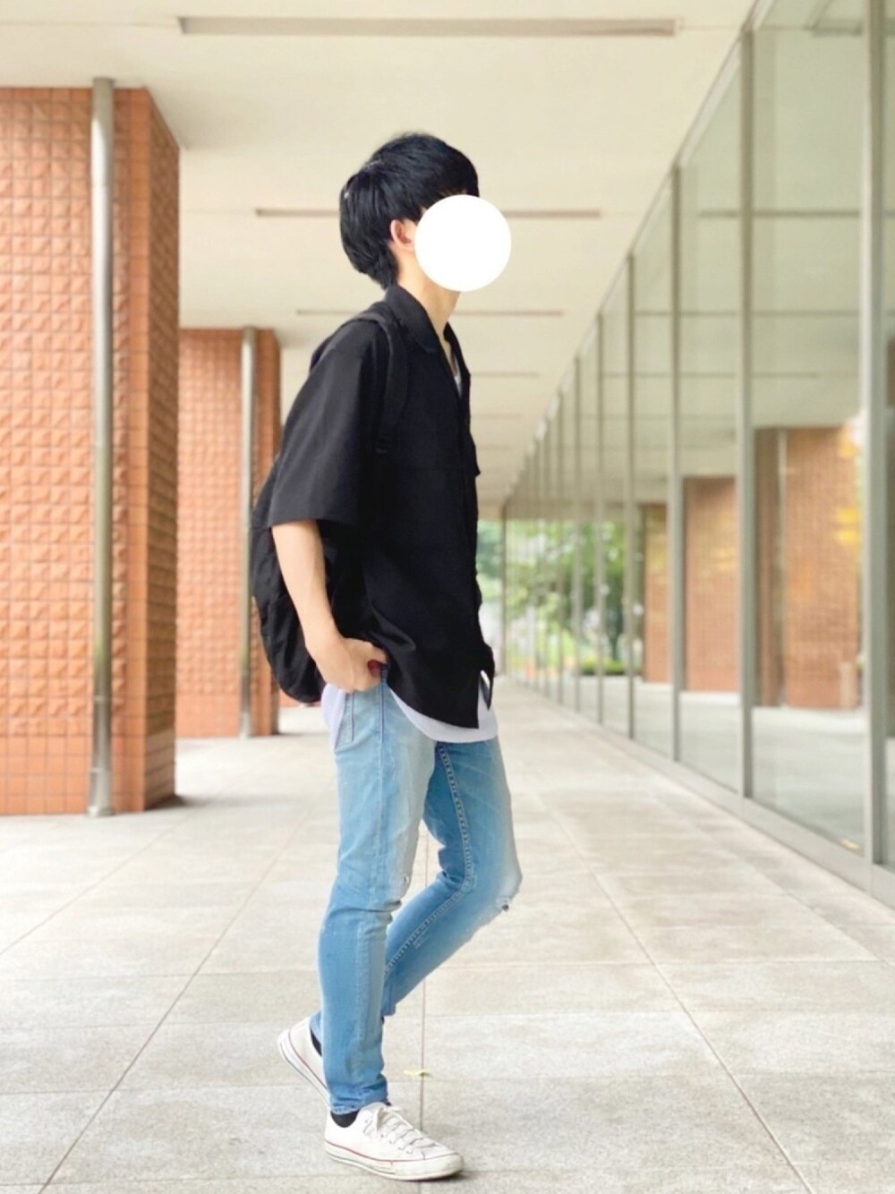ブラック系のシャツ/ブラウス、ホワイト系のタンクトップ、ブルー系のデニムパンツを着用したメンズの夏コーディネートの1枚目の写真