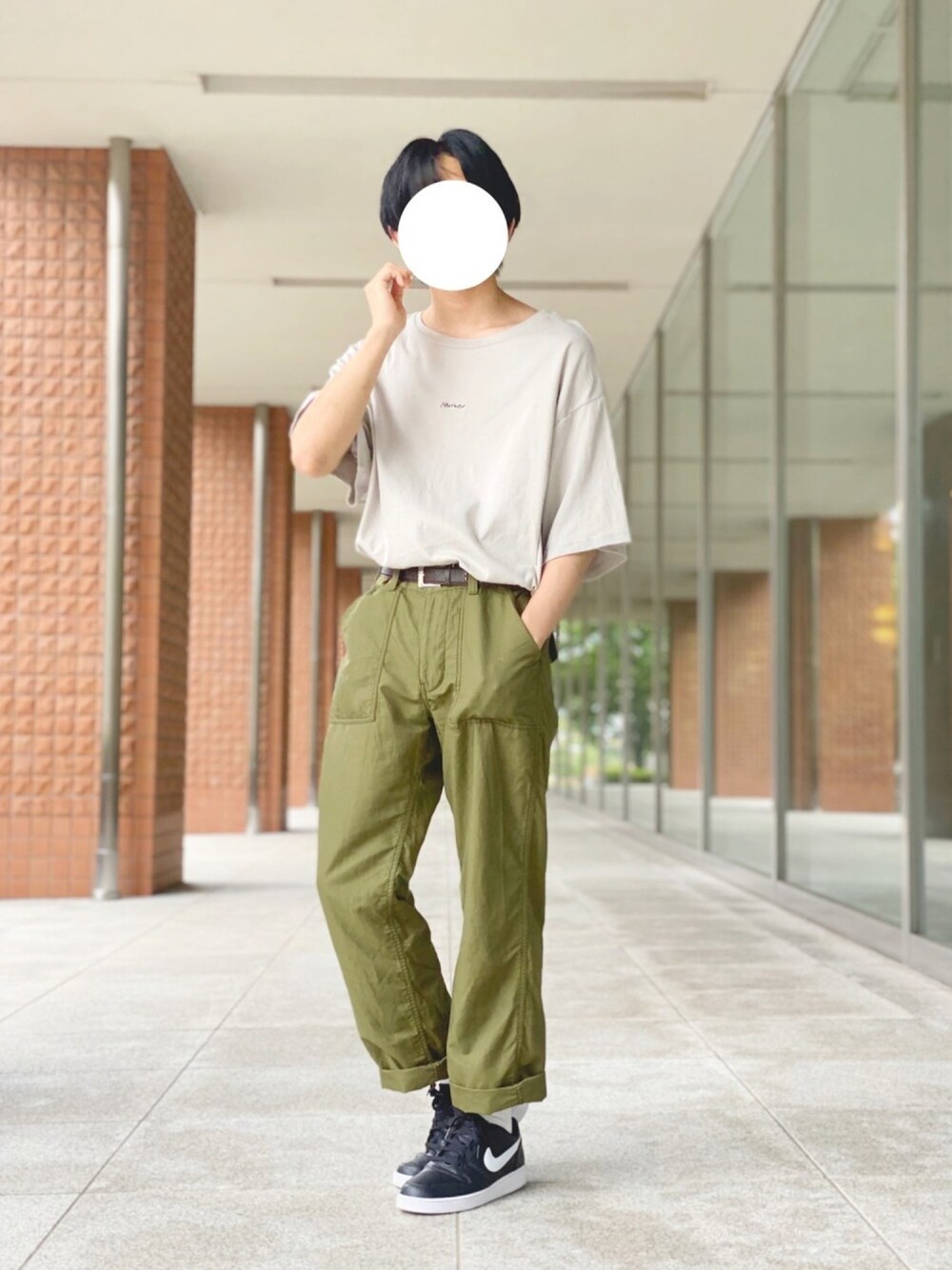 グレー系のTシャツ/カットソー、グリーン系のパンツ、ブラック系のスニーカーを着用したメンズの夏コーディネートの1枚目の写真