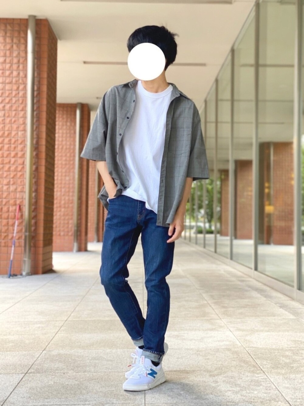 グレー系のシャツ/ブラウス、ホワイト系のTシャツ/カットソー、ブラック系のデニムパンツを着用したメンズの夏コーディネートの1枚目の写真