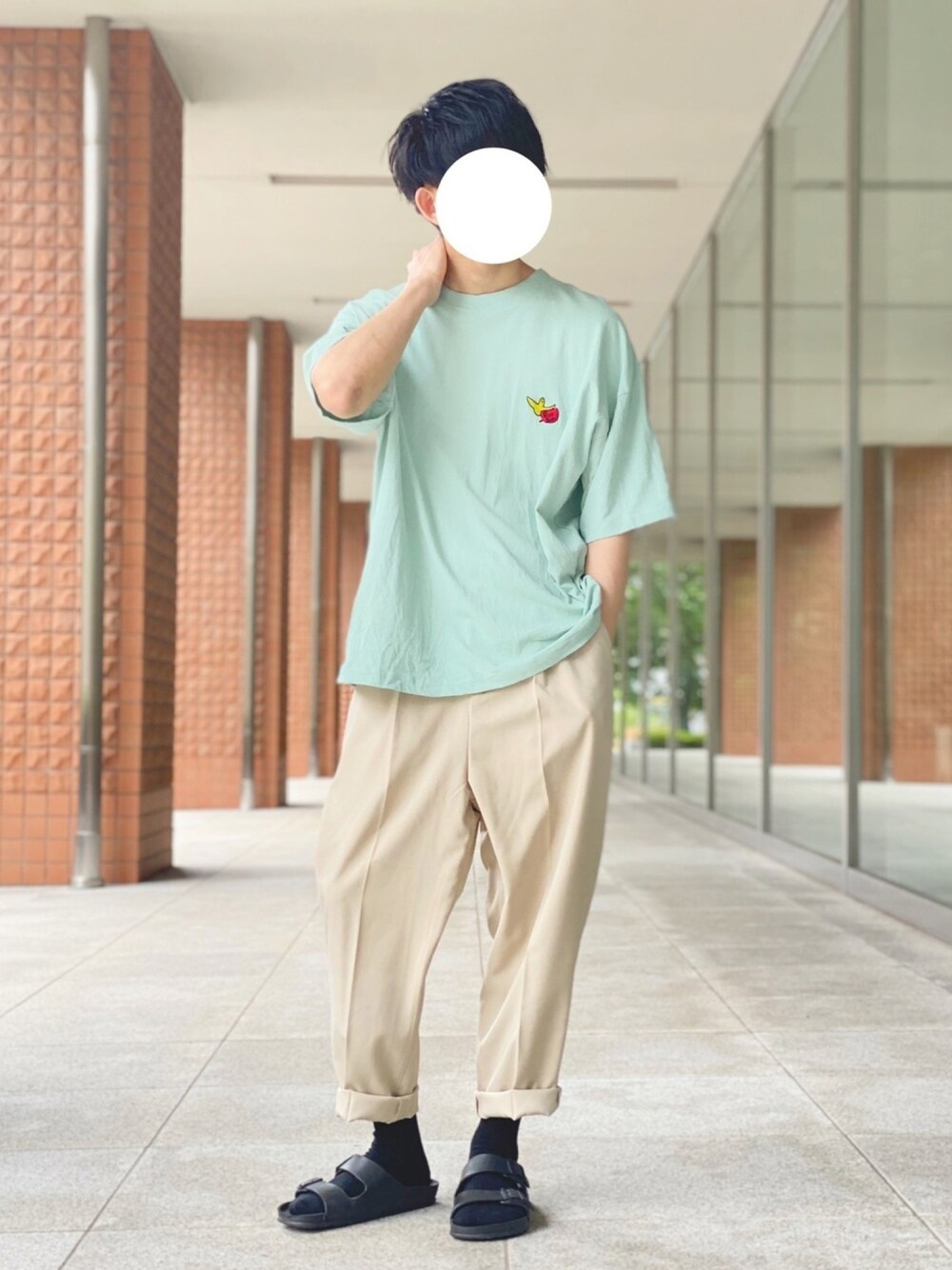 グリーン系のTシャツ/カットソー、ベージュ系のその他パンツ、ブラック系のサンダルを着用したメンズの夏コーディネートの1枚目の写真