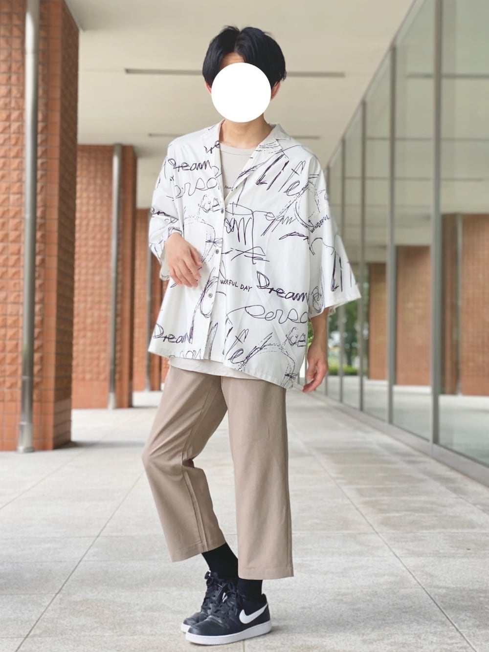 ホワイト系のシャツ/ブラウス、グレー系のTシャツ/カットソー、ベージュ系のその他パンツを着用したメンズの夏コーディネートの1枚目の写真