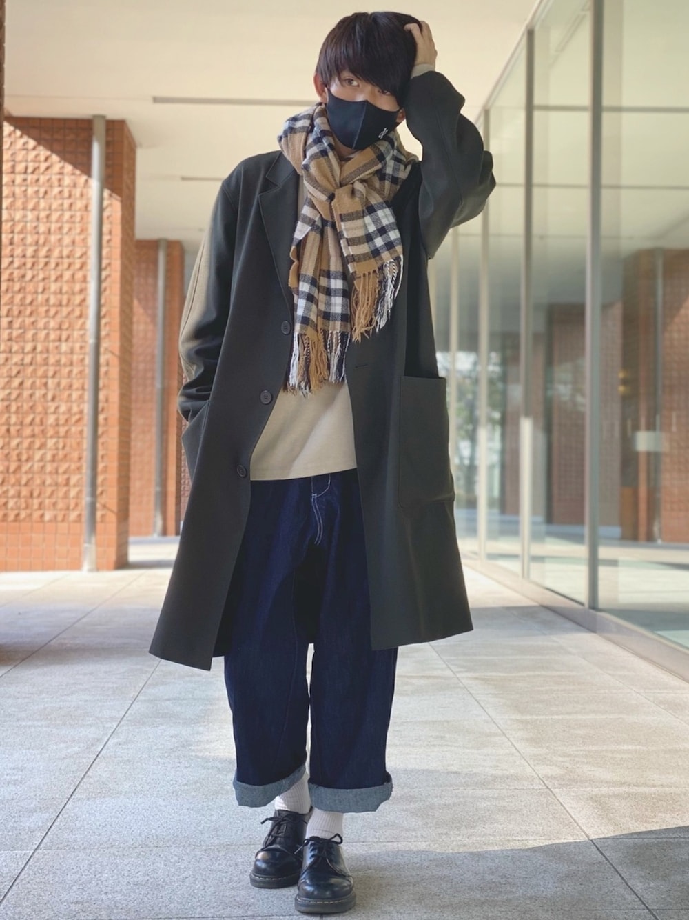 「冬コーデ、きれいめカジュアル、ビックシルエット、カジュアルコーデ、デニム、ロールアップ、Dr.Martens、シンプルコーデ、プチプラコーデ、大人カジュアル」｜「CASPER JOHNのSide Lace Mockneck Balloon Sweat/サイドレースモックネックバルーンスウェット（スウェット、ベージュ系）」を使った、UNOさん（メンズ・172cm）の秋コーディネートの1枚目の写真