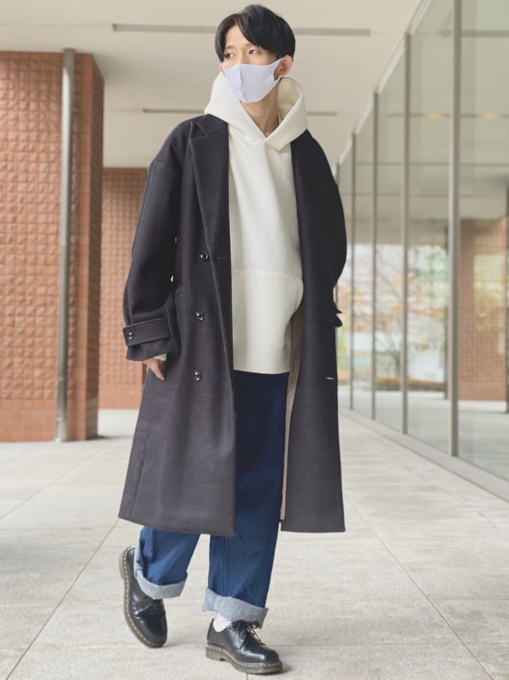 「オーバーサイズ、大人カジュアル、パーカー、ロールアップ、Dr.Martens、シンプルコーデ、プチプラコーデ、モノトーンコーデ、チェスターコート、低身長」｜「JUNREDのフーディライトスウェット（パーカー、ホワイト系）」を使った、UNOさん（メンズ・172cm）の冬コーディネートの1枚目の写真
