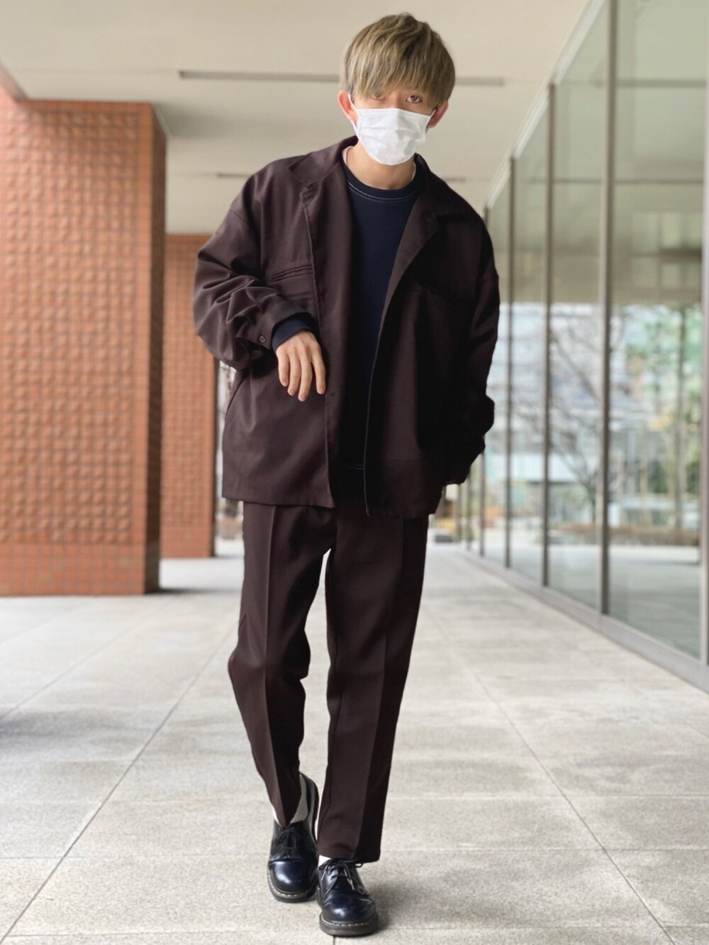 ブラック系のスウェット、ブラウン系のブルゾン、ブラウン系のその他パンツを着用したメンズの冬コーディネートの1枚目の写真