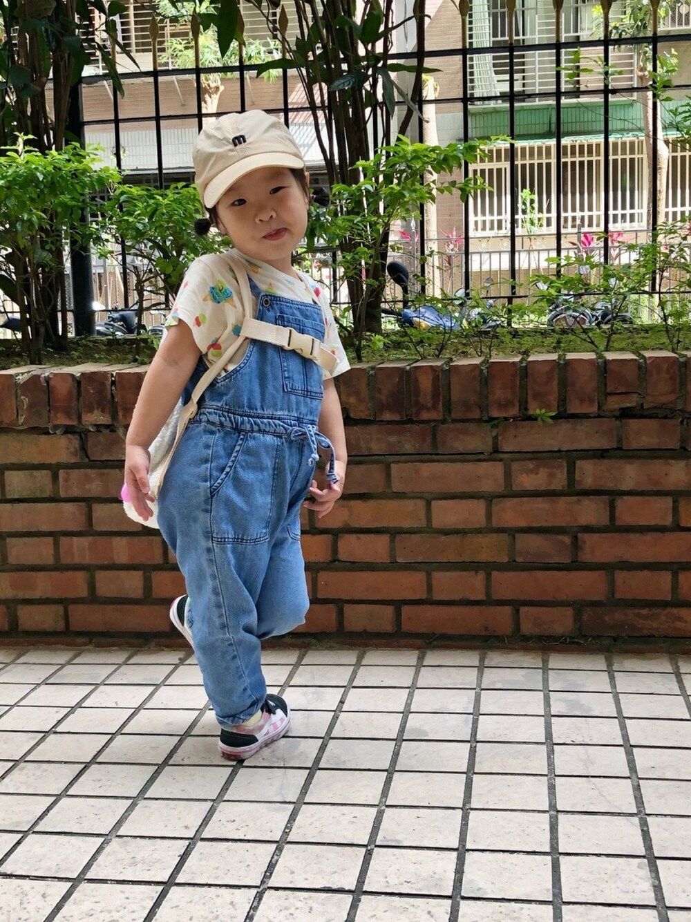 「school、schoolgirl、summer」｜「UNIQLOのアイテム（Tシャツ/カットソー、ベージュ系）」を使った、ponchiさん（レディース・158cm）の春コーディネートの1枚目の写真