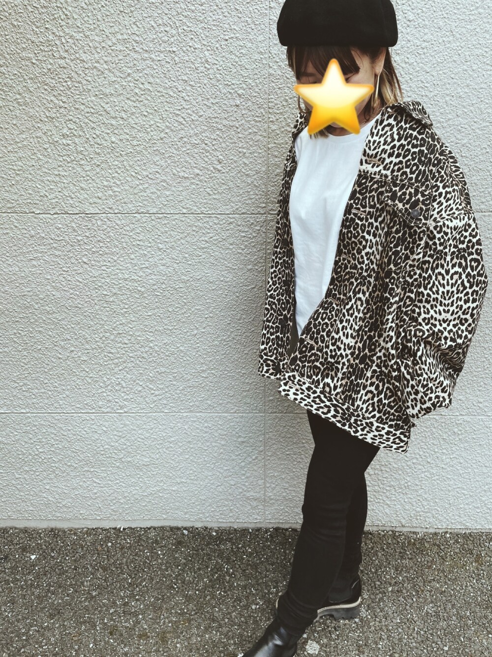 その他のデニムジャケット、ブラック系のデニムパンツ、ホワイト系のTシャツ/カットソーを着用したレディースの冬コーディネートの1枚目の写真