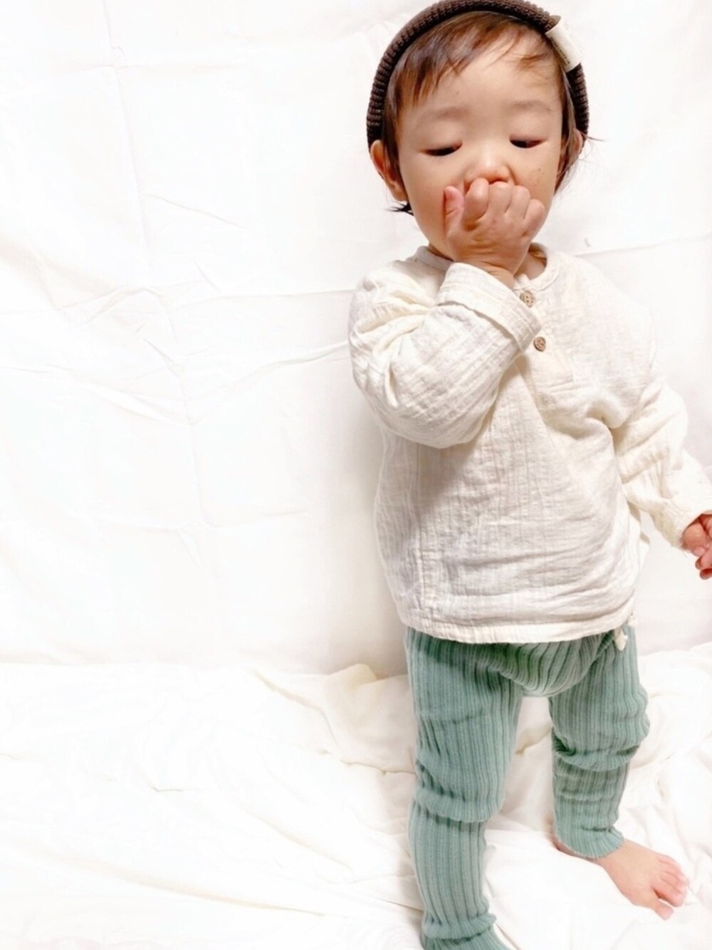 「男の子コーデ、kids、ゆるコーデ、韓国ファッション、韓国子供服、冬コーデ、キッズコーデ、キッズファッション、1歳、2歳」｜「select shop Noeulのアイテム（シャツ/ブラウス、ホワイト系）」を使った、skyouさん（キッズ・80cm）の秋コーディネートの1枚目の写真