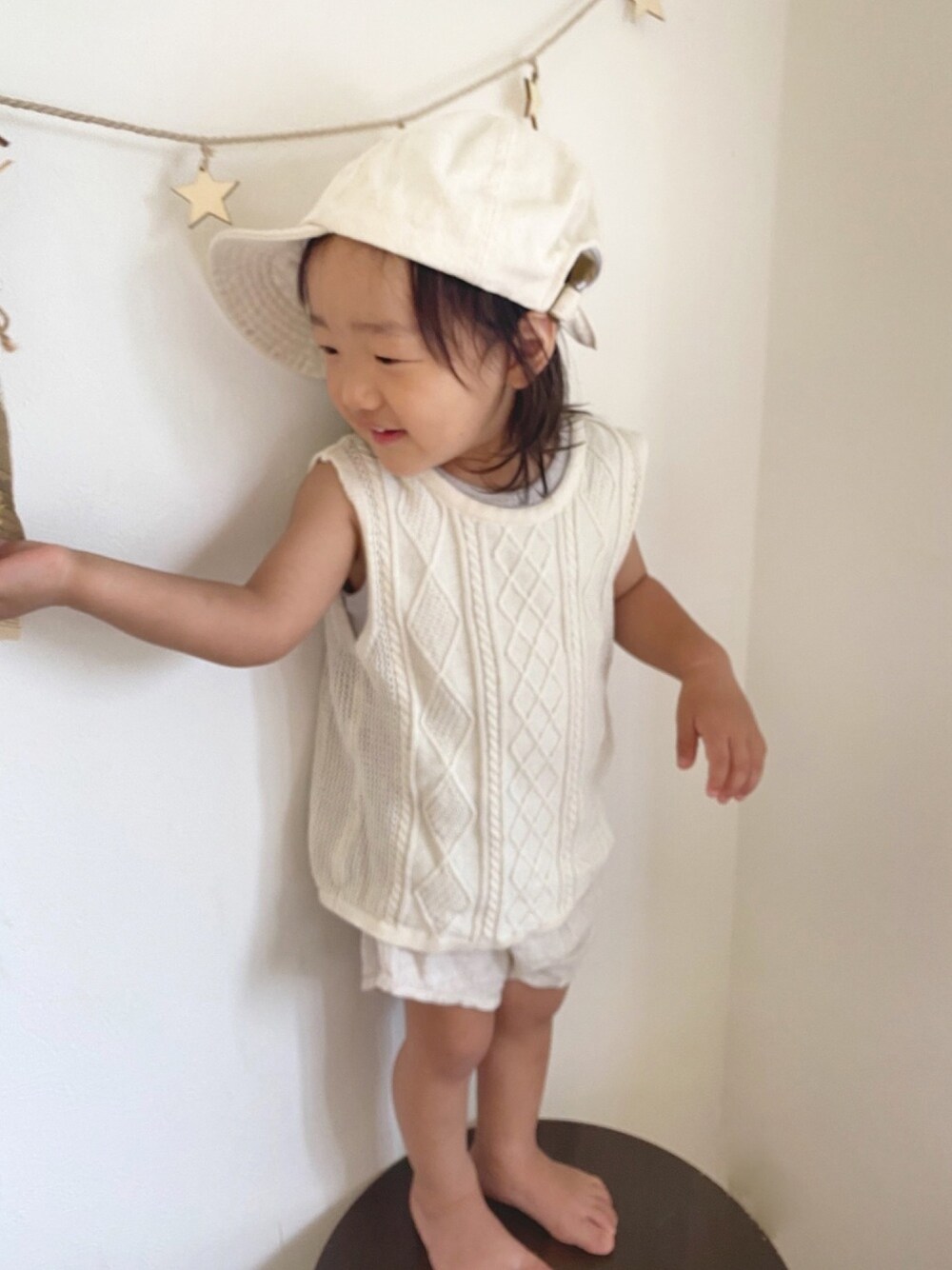 「消えそうな色コーデ、オールホワイト、サマーニット、1歳、キッズコーデ、キッズファッション、2歳、夏コーデ、タンクトップ、キャップ」｜「bjのアイテム（ニット/セーター、ホワイト系）」を使った、skyouさん（キッズ・90cm）の夏コーディネートの1枚目の写真