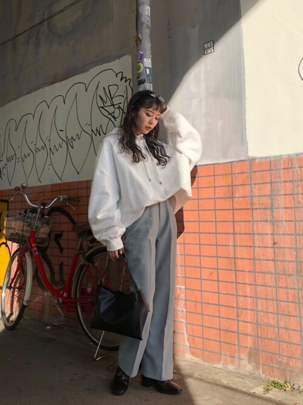 「シンプル、パーカー、スラックス、SLY、モノトーン、ラクチンコーデ、ビッグパーカー、ルーズシルエット、黒白、ルーズコーデ」｜「SLYのHOODIE SW TOPS/フーディースウェットトップス（パーカー、ホワイト系）」を使った、SLY officialさん（レディース・160cm）の春コーディネートの1枚目の写真