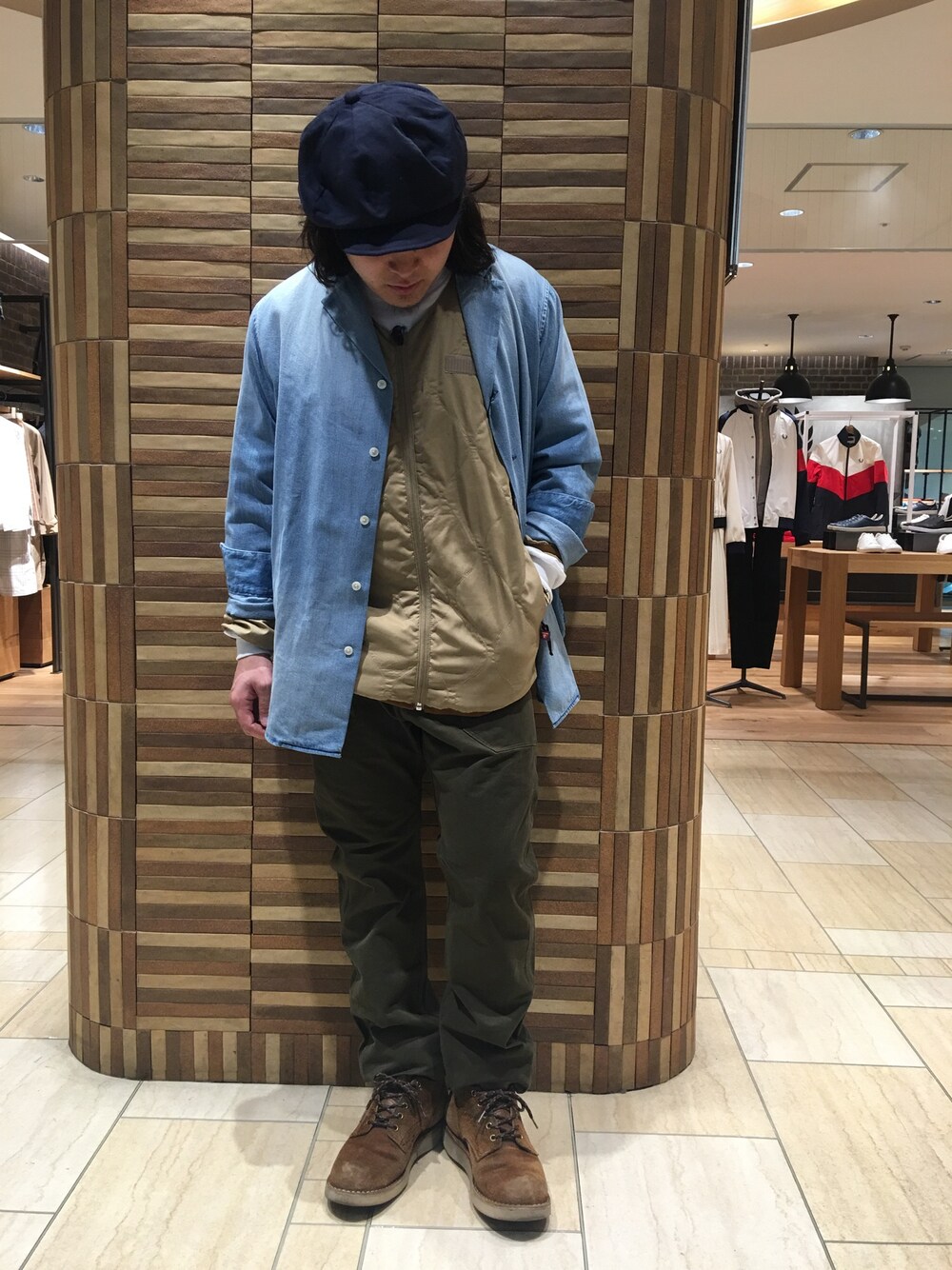 「シャンブレー、インナーダウン、ロンティー、袖プリント、ベイカーパンツ、ブーツ、アウトドアミックス、BEAVER、名古屋」｜「MANASTASHのMANASTASH/マナスタッシュ　FLEX LAYER（ブルゾン、ブラウン系）」を使った、伊藤さん（メンズ・165cm）の冬コーディネートの1枚目の写真