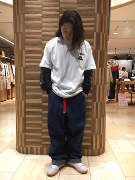 「袖プリント」｜「アイテム（デニムパンツ）」を使った、伊藤さん（メンズ・165cm）の春コーディネート