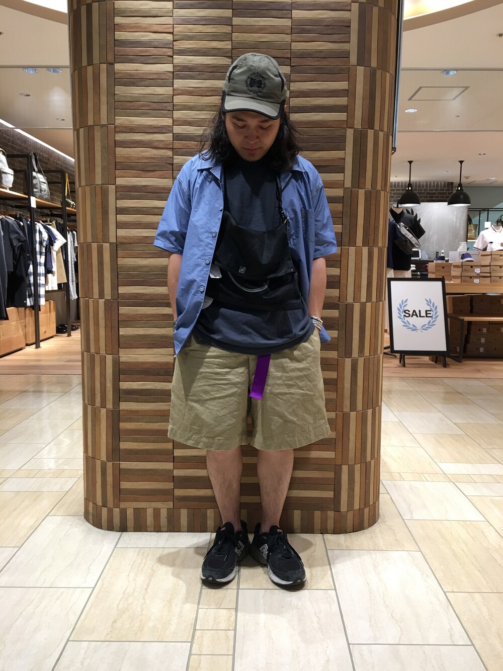 「サコッシュ、BURLAP OUTFITTER、AlexanderLeeChang、デットストック、軍パン、ラクチンコーデ、休日スタイル、ショートパンツ、BEAVER、名古屋」｜「Goodwear(Since1983)のGOODWEAR/グッドウエア　SS POCKET TEE/ポケットT　（575）（Tシャツ/カットソー、グレー系）」を使った、伊藤さん（メンズ・165cm）の夏コーディネートの1枚目の写真