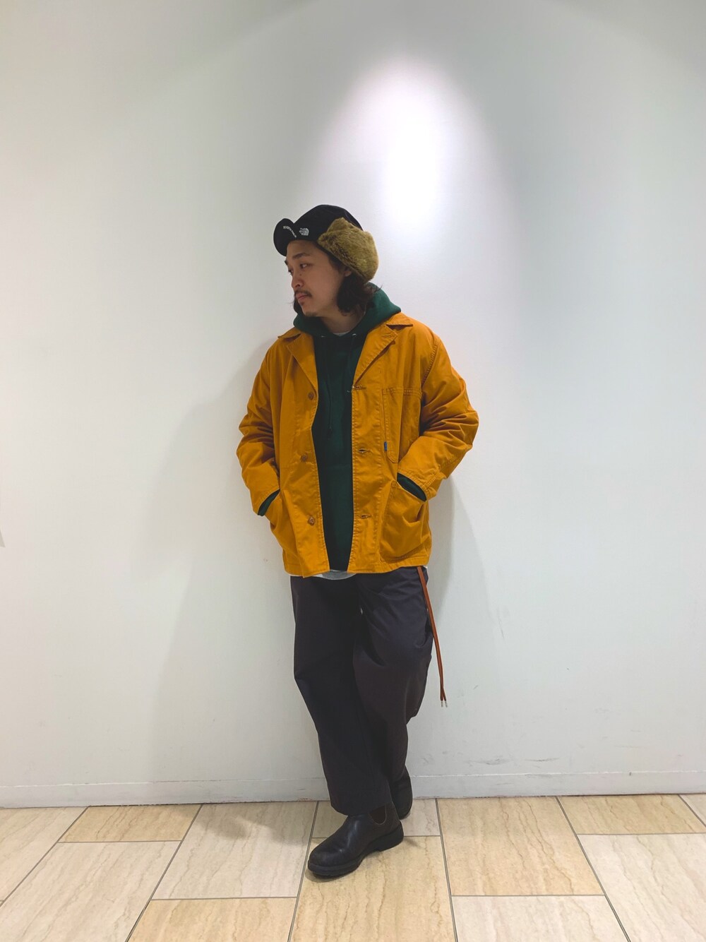 ブラウン系のカバーオール、ホワイト系のTシャツ/カットソー、ブラウン系のブーツを着用したメンズの秋コーディネートの1枚目の写真