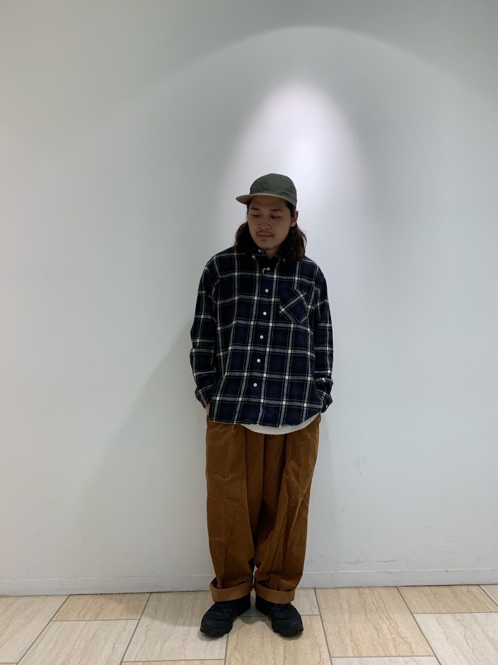 「ネルシャツ、コーデュロイ、スニーカー、ハイテク、クラシックコーデ、street、アメカジ、チェック、BEAVER、BEAVER名古屋」｜「BEAVERのアイテム（シャツ/ブラウス、ブルー系）」を使った、伊藤さん（メンズ・165cm）の秋コーディネートの1枚目の写真