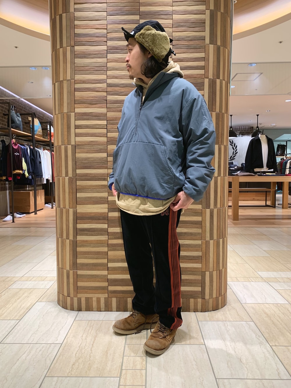 「THE NORTH FACE、NEEDLES、BURLAP OUTFITTER、ミリタリー、パーカー、トラックパンツ、ゆるコーデ、プルオーバー、BEAVER、BEAVER名古屋」｜「BURLAP OUTFITTERのBURLAP OUTFITTER/バーラップアウトフィッター　PRIMALOFT PULLOVER　プリマロフトプルオーバー（ブルゾン、グレー系）」を使った、伊藤さん（メンズ・165cm）の秋コーディネートの1枚目の写真