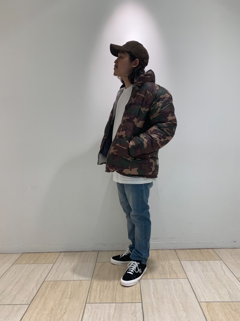 「ダウンジャケット、カモフラ、GRAMICCI、VANS、ストリートMIX、MANASTASH、ロンT、冬コーデ、BEAVER、BEAVER名古屋」｜「BEAVERのMALACHOWSKI/マホウスキ　SWETER PUCHOWY TOURIST II　ダウンジャケット（ダウンジャケット/コート、その他）」を使った、伊藤さん（メンズ・165cm）の秋コーディネートの1枚目の写真