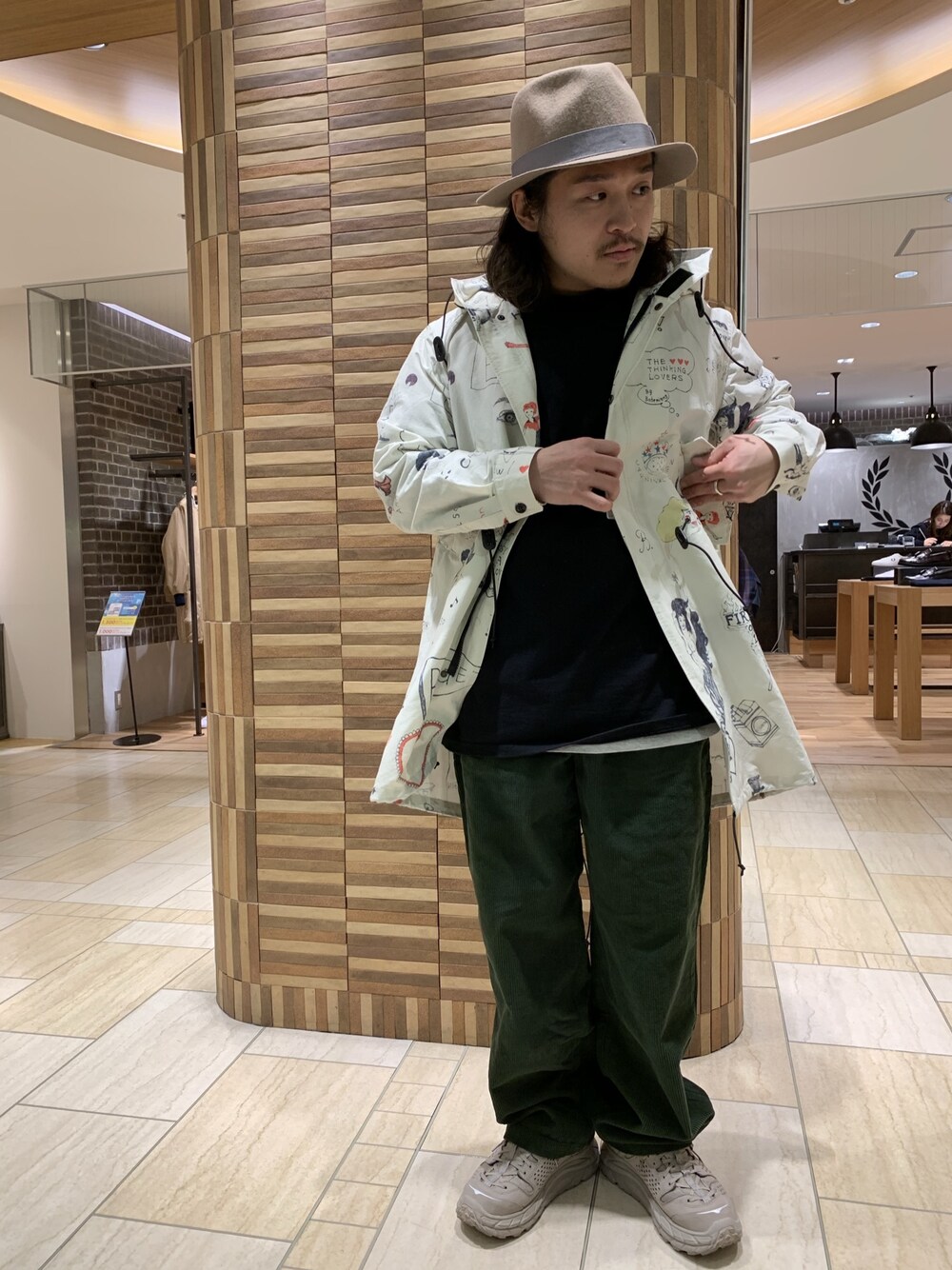 ブラック系のTシャツ/カットソー、グリーン系のその他パンツ、ベージュ系のスニーカーを着用したメンズの冬コーディネートの1枚目の写真