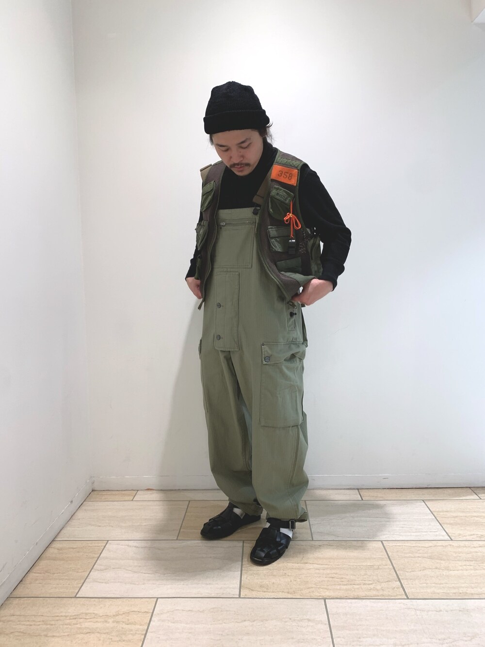「nigelcabourn、ビッグシルエット、Paraboot、カジュアルコーデ、オーバーオール、サーマル、ベスト、クラシックコーデ、BEAVER、BEAVER名古屋」｜「ParabootのParaboot/パラブーツ PACIFIC/パシフィック ウーブンサンダル（サンダル、ブラック系）」を使った、伊藤さん（メンズ・165cm）の春コーディネートの1枚目の写真