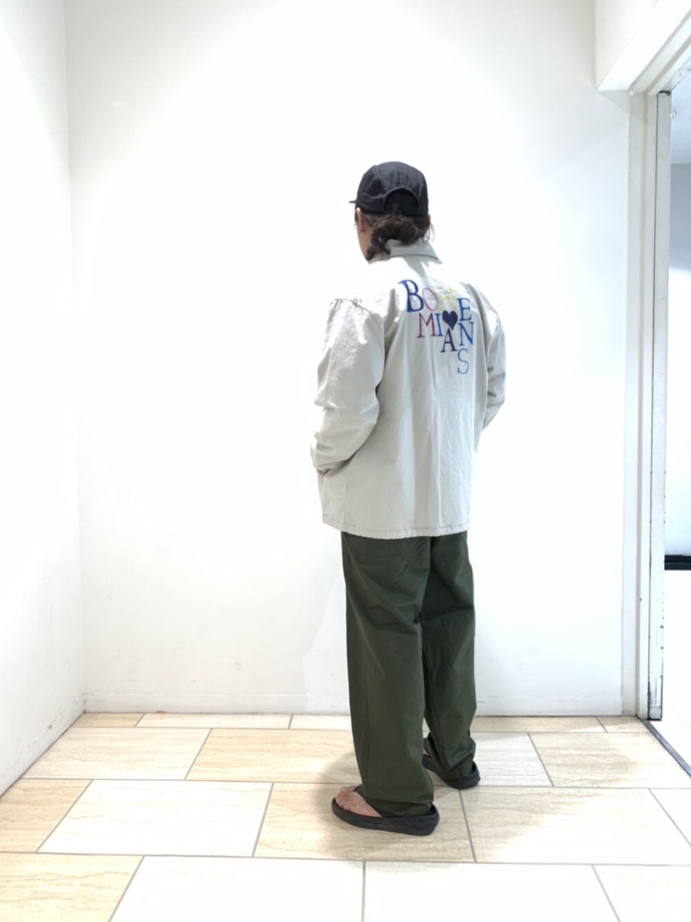 ベージュ系のブルゾン、ブラック系のサンダルを着用したメンズの秋コーディネートの1枚目の写真